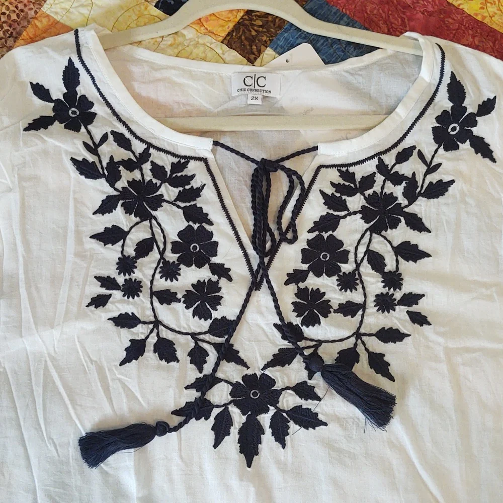 Chic Connections White and Navy 2X Embroidered Women's Top - Picture 2 of 6